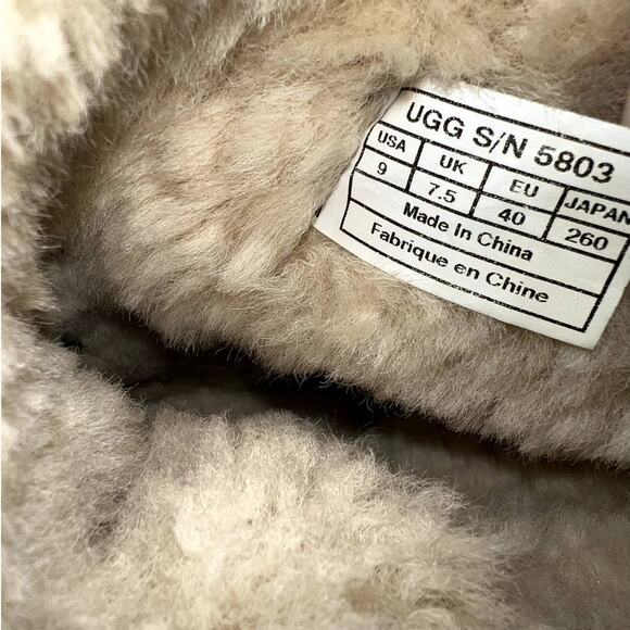 UGG womens Bailey Button Boots size 9 - Picture 10 of 12